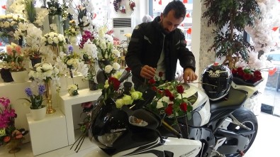 Sevgililer Günü'nde 'Sevgilim' Dediği Motosikletine Gül Aldı