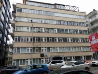 İSTİKLAL CADDESİ - Yıkım Riski Olan Binada Oturmaya Devam Ediyorlar