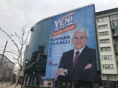 Eskişehir'de AK Parti Adayının Seçim Afişi İndirildi