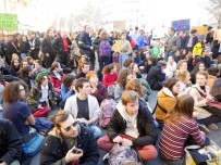 Fransız Öğrenciler 'Çevre' İçin Sokakta