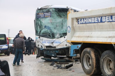 Halk Otobüsü İle Kamyon Çarpıştı Açıklaması 5 Yaralı