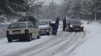 KIŞ LASTİĞİ - Kazdağları'nda Kar Yağışı Nedeniyle Araçlar İlerlemekte Güçlük Çekiyor
