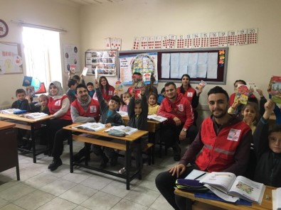 Kızılay Tarafından Okullarda '2018 Yılı Güvenli Yaşam Takvimi' Dağıtıldı
