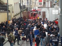 TAKSIM - Taksim'de Mescitte Yer Bulamayan Vatandaşlar Yağmur Altında Cuma Namazı Kıldı