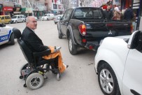 OMURİLİK FELCİ - Engelli Rampasına Park Etti, Bedensel Engelli Yolda Kaldı