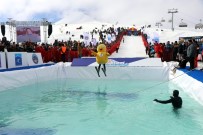 OGEDAY GİRİŞKEN - Farklı Kostümlerle Buz Gibi Suya Atladılar