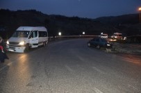 ÖĞRENCİ SERVİSİ - Öğrenci Servisi İle Otomobil Çarpıştı