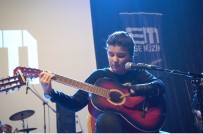 HALUK LEVENT - Tek Eliyle Gitar Çalan Nuriye Salonu Salladı