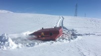 PALETLİ ARAÇ - Donan Barajda  Buz Kırıldı,  Paletli Araç Suya Gömüldü