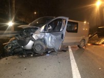 TRAFİK YOĞUNLUĞU - Esenler'de Kontrolden Çıkan Araçlar Demir Bariyerin Altına Girdi