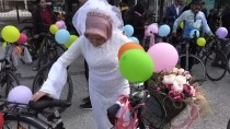 GELİN ARABASI - Evlenen Çift Süsledikleri Bisikletlerle Kent Turu Attı
