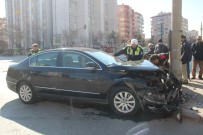 RAUF DENKTAŞ - Hafif Ticari Araçla Otomobil Çarpıştı Açıklaması 1 Yaralı