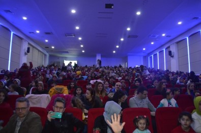Kastamonu'da Çocuklar Aileleriyle Birlikte Tiyatronun Tadını Çıkarıyor