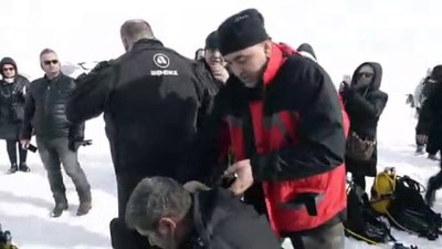 Yüzeyi Buzla Kaplı Çıldır Gölü'ne Dalış Yapıldı