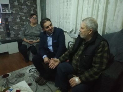 AK Partili Doktor Başkan Adayı, Seçim Çalışmalarında Hastalara Da Yardımcı Oluyor