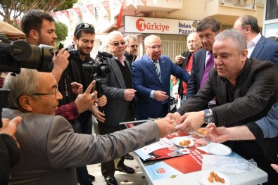 Başkan Adayı Böcek'e Büyük Sevgi Gösterisi