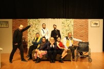 ŞEHİR TİYATROSU - Turgutlu Şehir Tiyatrosu Dokuz Canlı İle Perde Diyecek