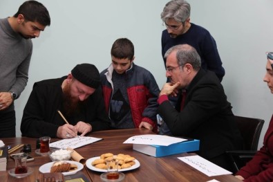 Vali Toraman, Hattat Mahmut Şahin'in Dersine Katıldı