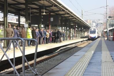 Binali Yıldırım Ve Eşi Semiha Yıldırım, YHT Yolculuklarını Pendik'te Tamamladı