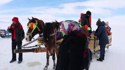 Buzla Kaplı Çıldır Gölü Turistleri Cezbediyor