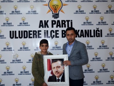 Cumhurbaşkanı Erdoğan'ın Afişini Temizleyen Çocuk İHA'ya Konuştu