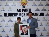 UZUNGEÇIT - Cumhurbaşkanı Erdoğan'ın Afişini Temizleyen Çocuk İHA'ya Konuştu