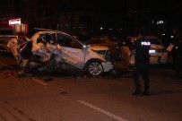 İBRAHİM HAKKI - Hızlı Olduğu İddia Edilen Otomobil Park Halindeki Otomobile Çarparak Durabildi