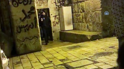 İsrail Polisi Mescid-İ Aksa'da Nöbet Tutan Cemaate Saldırdı