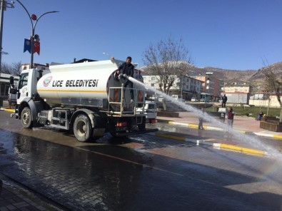 Lice Belediyesi Yol Temizleme Çalışmalarına Devam Ediyor