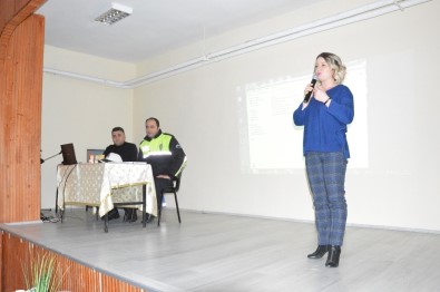 Niksar'da Polis Öğrencilere İnternet Bağımlığını Anlattı