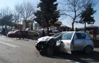 EMEKLİ İMAM - Otomobiller Çarpıştı Açıklaması 1 Ölü, 2 Yaralı