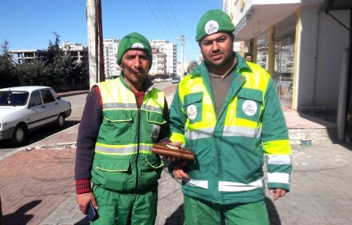 Temizlik Görevlileri Buldukları Çantayı Sahibine Teslim Etti