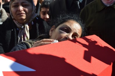 Askerlik Yolunda Ölen Gencin Cenazesi 'En Büyük Asker, Bizim Asker' Sloganlarıyla Defnedildi