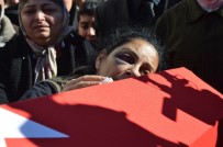 AHMET ZENBİLCİ - Askerlik Yolunda Ölen Gencin Cenazesi 'En Büyük Asker, Bizim Asker' Sloganlarıyla Defnedildi