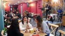 ÖZGE ÖZDEMİR - Bu Kafede Müşteriler 'Yazarların Masası'na Konuk Oluyor