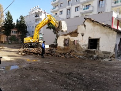 Osmaniye'de Suçlulara Yuva Olan Metruk Binalar Yıkılıyor