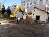 ALKOL BAĞIMLISI - Osmaniye'de Suçlulara Yuva Olan Metruk Binalar Yıkılıyor