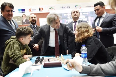 Beyoğlu'nda '4'Üncü Okullararası Satranç Turnuvası' Başladı