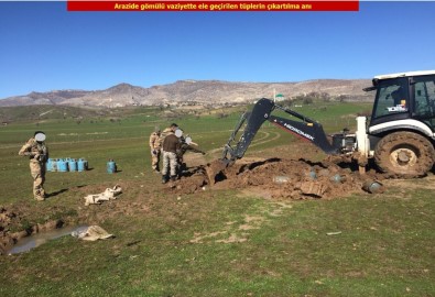 Diyarbakır'da Toprağa Gömülü 75 Dolu Tüp Bulundu