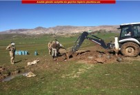 İŞ MAKİNASI - Diyarbakır'da Toprağa Gömülü 75 Dolu Tüp Bulundu