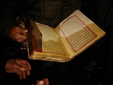 Evde Çıkan Yangında Kur'an-I Kerim Tek Yanmadı
