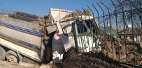 AKMESCIT - Freni Patlayan Hafriyat Kamyonu, Türbenin Duvarına Çarptı