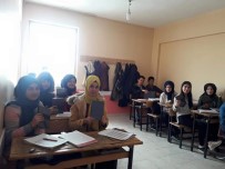 Lise Öğrencilerine Ajanda Hediye Edildi