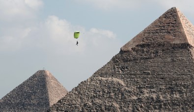 Mısır'da paraşütle atlama festivali