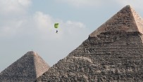 PARAŞÜTLE ATLAMA - Mısır'da paraşütle atlama festivali