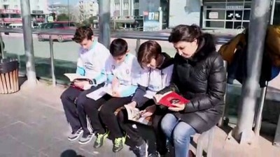 Öğrenciler Tramvay Duraklarında Kitap Okudu