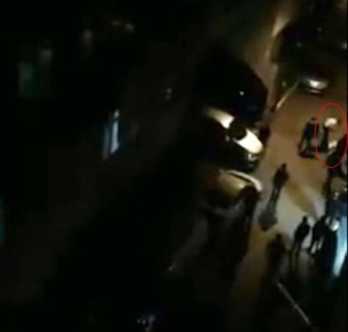 (Özel) Silahla Yaralanan Kişiyi Yerde Defalarca Tekmeledi