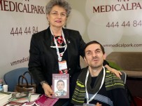 Sadece Baş Parmağını Kullanarak 4 Kitap Yazdı