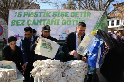 Tarih Çarşı'da Bez Çanta Dağıtımına Yoğun İlgi