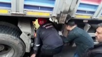 ALI DOĞAN - Tırın Altında Kalan Sürücüyü İtfaiye Kurtardı